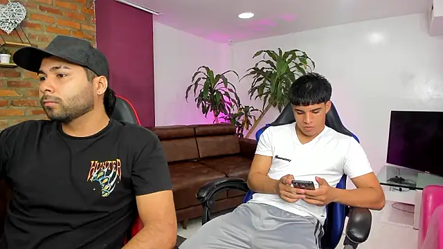 Snapshot of HotThreesoome chatting on February 3, 2026, 12:32 pm HotThreesoome online show from February 3, 2026, 12:32 pm