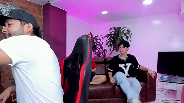 Snapshot of HotThreesoome chatting on February 5, 2026, 12:23 pm HotThreesoome online show from February 5, 2026, 12:23 pm