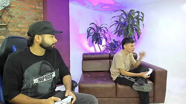 Snapshot of HotThreesoome chatting on December 18, 2025, 12:53 pm HotThreesoome online show from December 18, 2025, 12:53 pm