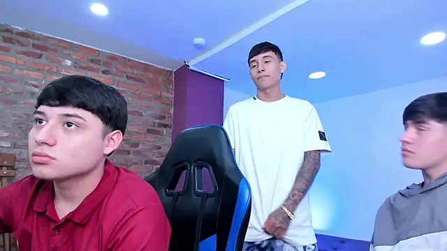 HotThreesoome online show from April 17, 2026, 3:04 pm