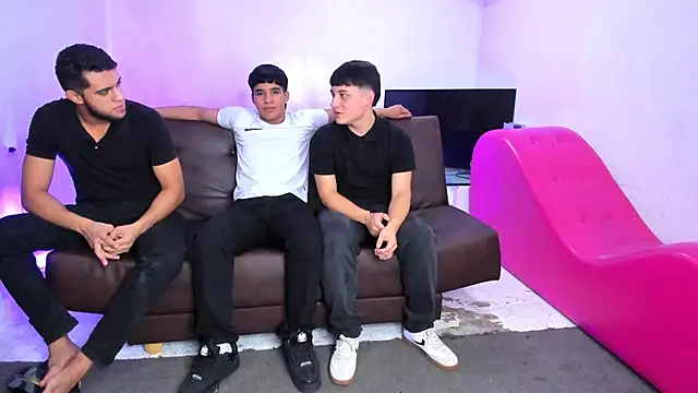 Snapshot of HotThreesoome chatting on February 25, 2026, 12:38 pm HotThreesoome online show from February 25, 2026, 12:38 pm