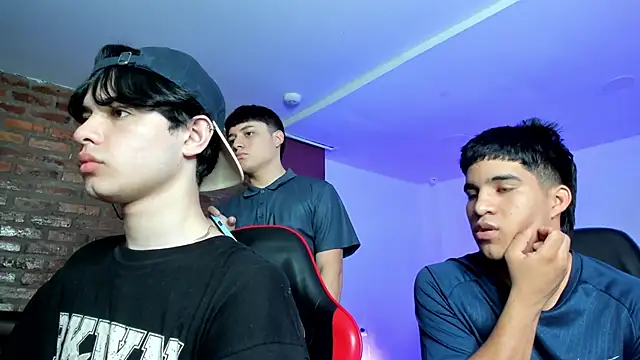 Snapshot of HotThreesoome chatting on March 4, 2026, 12:24 pm HotThreesoome online show from March 4, 2026, 12:24 pm