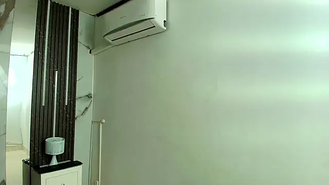 AprillRoss online show from December 22, 2025, 11:54 am