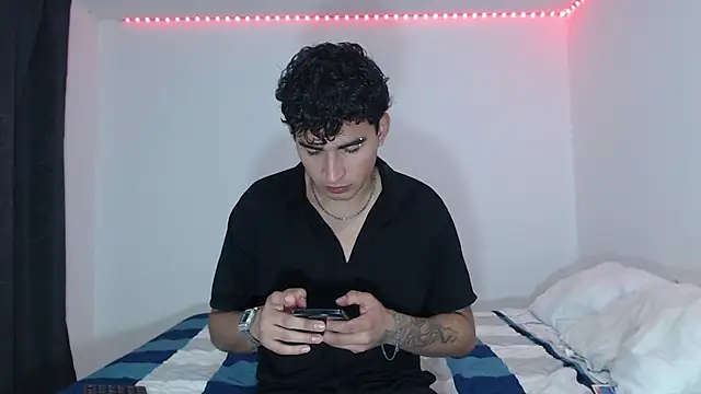 Snapshot of Dave_hot1 chatting on December 17, 2025, 4:50 am Dave hot1 online show from December 17, 2025, 4:50 am