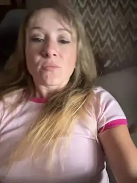 alluringpixie online show from April 19, 2026, 4:52 pm