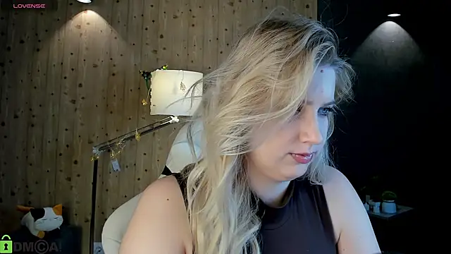 LunasShine online show from December 15, 2025, 4:07 am