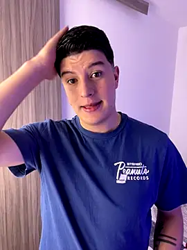 Snapshot of Goldenknight33 chatting on December 17, 2025, 5:07 pm Goldenknight33 online show from December 17, 2025, 5:07 pm