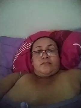 Nini Love  online show from April 17, 2026, 8:22 pm