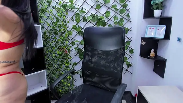 sophi hardd  online show from April 18, 2026, 3:03 pm