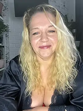 JenniferCarmen online show from March 13, 2026, 2:27 am