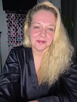 JenniferCarmen online show from February 16, 2026, 9:02 pm