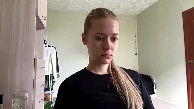 ZaidaSchwarten online show from April 19, 2026, 1:12 pm