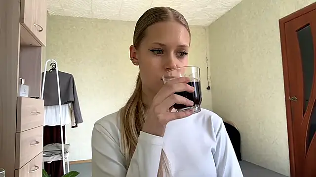 ZaidaSchwarten online show from March 17, 2026, 11:57 am