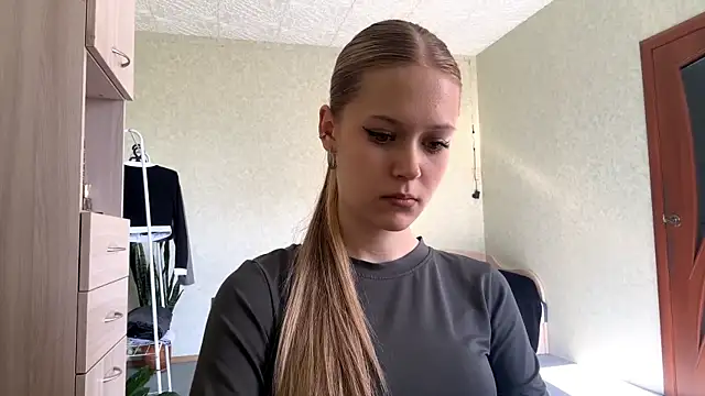 ZaidaSchwarten online show from April 15, 2026, 1:15 pm