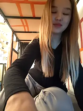 Snapshot of SherrylShaw chatting on March 25, 2026, 3:33 pm SherrylShaw online show from March 25, 2026, 3:33 pm