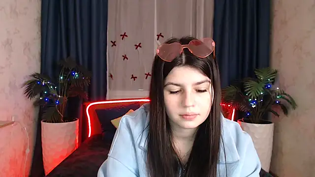 KisaModel online show from December 20, 2025, 1:25 pm