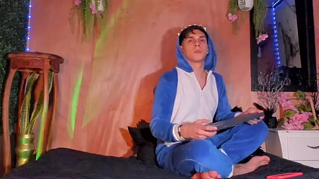 Snapshot of DeeQuinn_Blaze chatting on December 19, 2025, 8:33 pm DeeQuinn Blaze online show from December 19, 2025, 8:33 pm