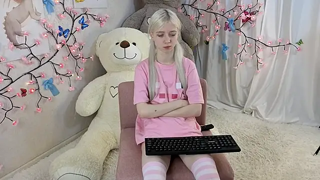 ViollaBloom online show from January 12, 2026, 1:34 am