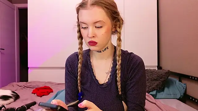 candy kattee online show from December 13, 2025, 8:48 pm