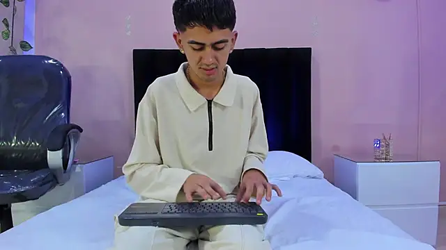 Logan Wolf  online show from December 22, 2025, 7:25 pm