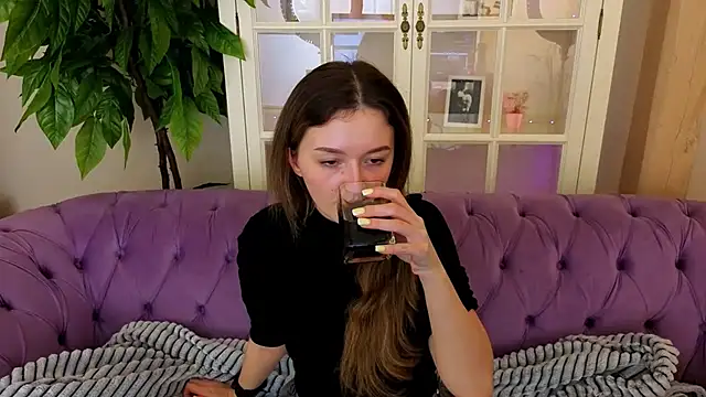 CyrenaLuxe online show from March 20, 2026, 6:20 pm