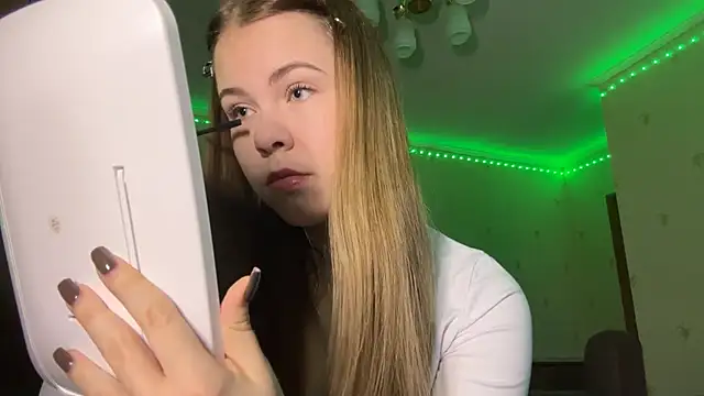 Snapshot of MaevAmy chatting on December 15, 2025, 12:33 pm MaevAmy online show from December 15, 2025, 12:33 pm