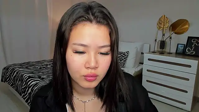Snapshot of Brunette_Charm chatting on May 17, 2026, 4:12 am Brunette Charm online show from May 17, 2026, 4:12 am