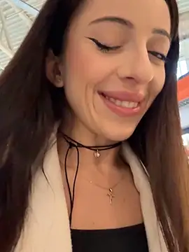 Snapshot of YeaLina chatting on December 16, 2025, 10:08 am YeaLina online show from December 16, 2025, 10:08 am