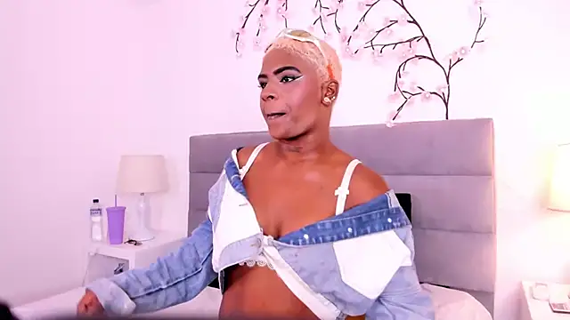 Snapshot of OPRAAH chatting on December 15, 2025, 12:22 pm OPRAAH online show from December 15, 2025, 12:22 pm