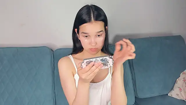 YvonneRobes online show from April 17, 2026, 5:38 pm