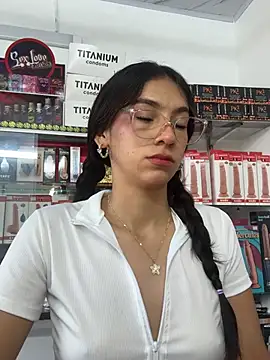 lunaluxury22 online show from February 11, 2026, 2:06 pm