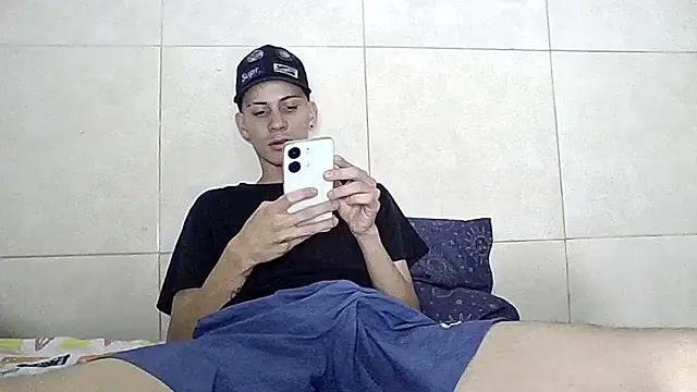 sam hotttt  online show from December 19, 2025, 4:38 am