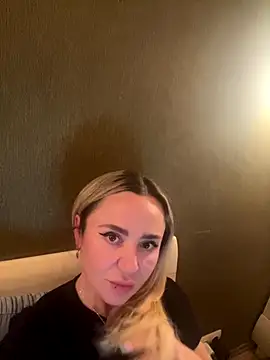 Snapshot of Arina_g chatting on December 16, 2025, 9:08 pm Arina g online show from December 16, 2025, 9:08 pm