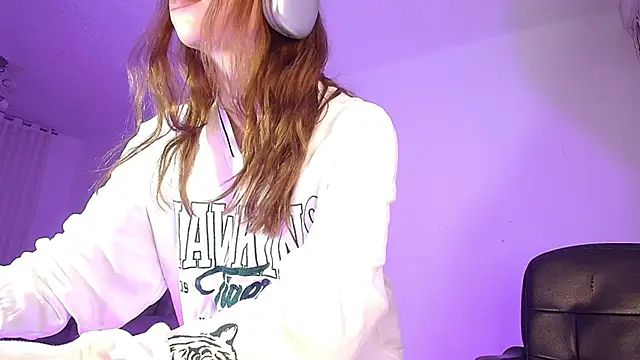 Snapshot of alina_lee chatting on April 24, 2026, 1:18 am alina lee online show from April 24, 2026, 1:18 am
