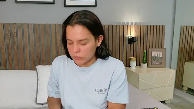 Mia Bellefort online show from April 15, 2026, 8:53 pm