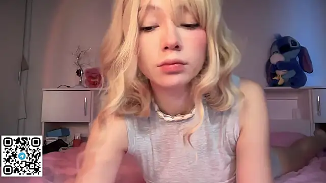 Snapshot of Mayal1na chatting on December 18, 2025, 5:01 am Mayal1na online show from December 18, 2025, 5:01 am