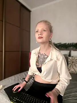 Snapshot of TeaseKitten- chatting on December 17, 2025, 5:23 am TeaseKitten- online show from December 17, 2025, 5:23 am