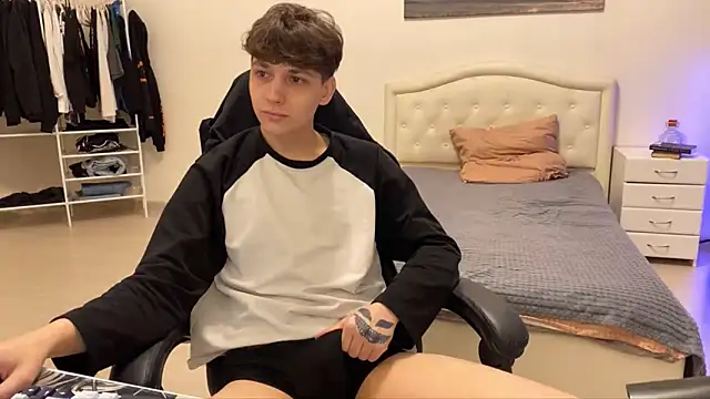 Snapshot of Matthew__Cooper chatting on December 18, 2025, 8:12 pm Matthew Cooper online show from December 18, 2025, 8:12 pm