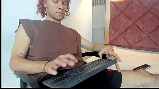 TAYSON SCOTT online show from December 18, 2025, 1:37 pm