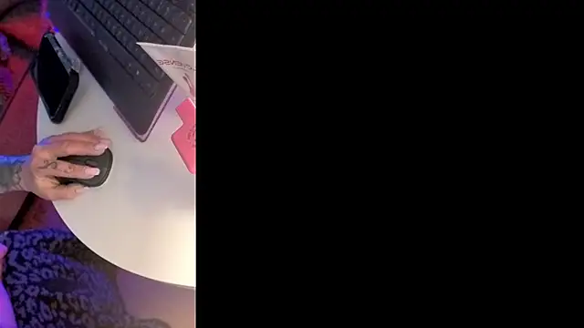 Snapshot of bluntbeautyxo chatting on December 16, 2025, 2:21 pm bluntbeautyxo online show from December 16, 2025, 2:21 pm