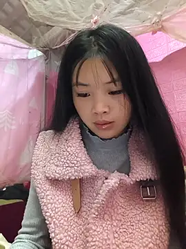 Quieny-x online show from December 16, 2025, 2:43 pm