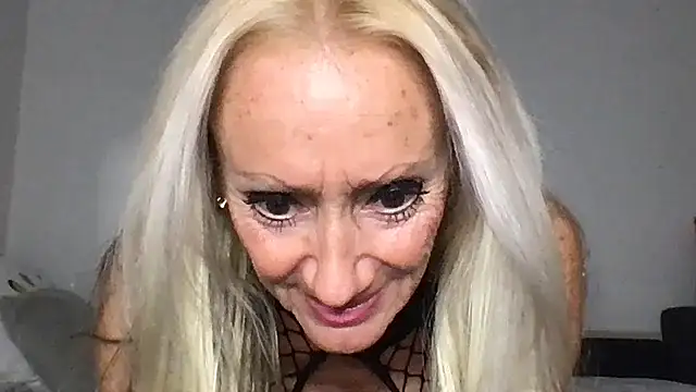 siennadiamond online show from May 12, 2026, 8:37 pm