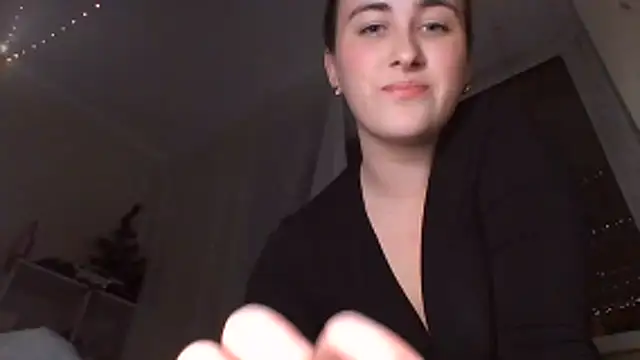 Snapshot of moonhigl chatting on December 17, 2025, 6:24 pm moonhigl online show from December 17, 2025, 6:24 pm