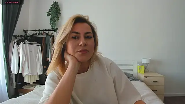 Snapshot of Roxi_Joy chatting on February 20, 2026, 1:24 pm Roxi Joy online show from February 20, 2026, 1:24 pm