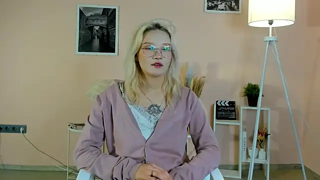 Snapshot of AdelinaMaddalena chatting on December 18, 2025, 12:31 pm AdelinaMaddalena online show from December 18, 2025, 12:31 pm