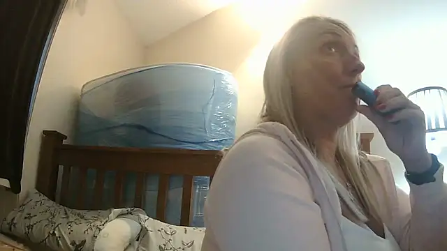 Snapshot of theblondecocklover chatting on April 24, 2026, 6:21 pm theblondecocklover online show from April 24, 2026, 6:21 pm
