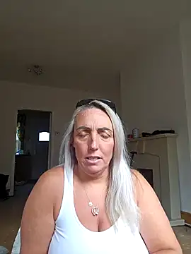 Snapshot of theblondecocklover chatting on May 5, 2026, 8:06 am theblondecocklover online show from May 5, 2026, 8:06 am