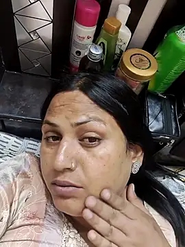 Hotmylips online show from May 7, 2026, 3:33 am