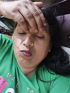 Hotmylips online show from May 9, 2026, 6:11 pm