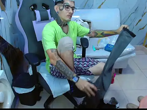 Snapshot of Boy_tatto77 chatting on February 22, 2026, 7:37 pm Boy tatto77 online show from February 22, 2026, 7:37 pm